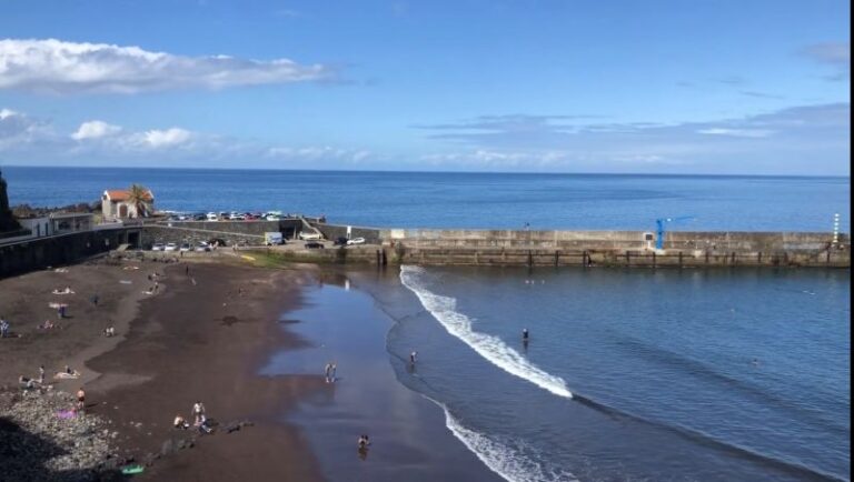 písečná pláž s přístavem